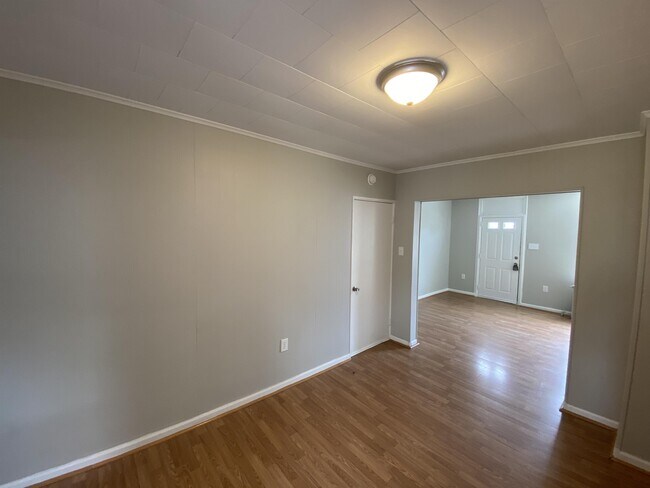 Building Photo - 625 Vander Ave