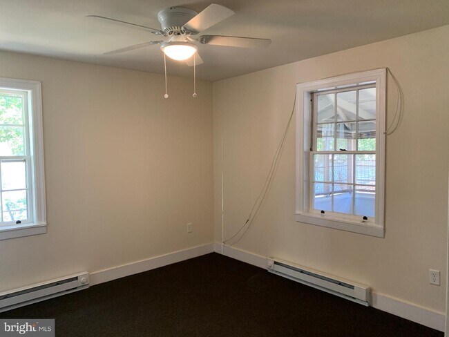Building Photo - 428 Riverside Dr