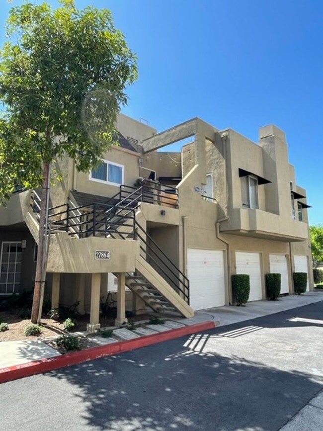 Building Photo - 2 Bed, 2 Bath upper end unit in Beautiful ...