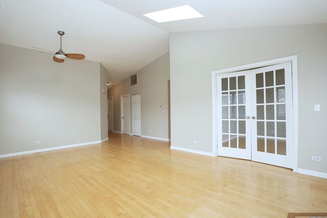 Building Photo - 573 W Parkside Dr