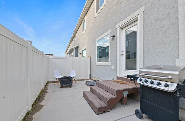 Building Photo - 7241 N Clover Leaf Ln