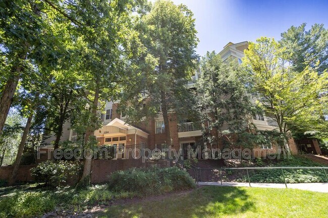 Foto del edificio - 2204 Westcourt Ln