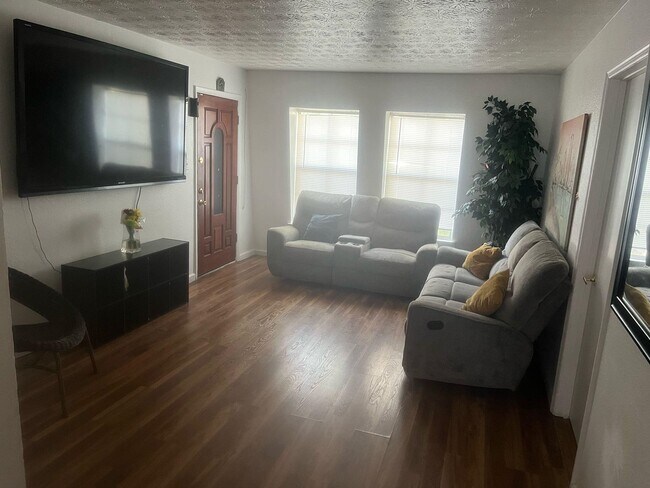 Foto del edificio - 2020 Continental Ave