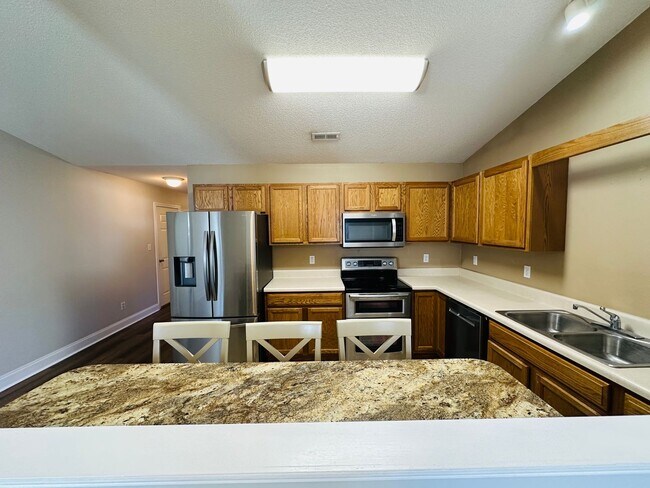 Foto del edificio - 2BR/2BA condo – Vaulted Ceilings, Granite Kitchen & Prime North Knoxville Location
