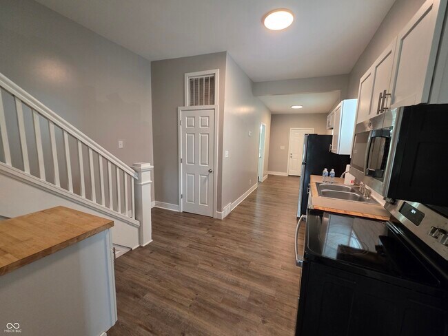 Building Photo - 327 N Sherman Dr