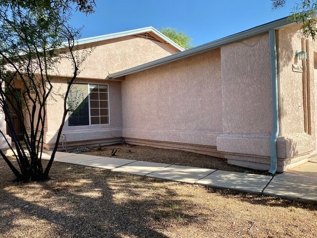 Building Photo - HOUSE FOR RENT