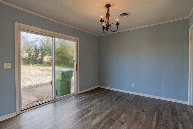 Building Photo - 3 Bedroom 2 Bathroom Brick Ranch in the he...