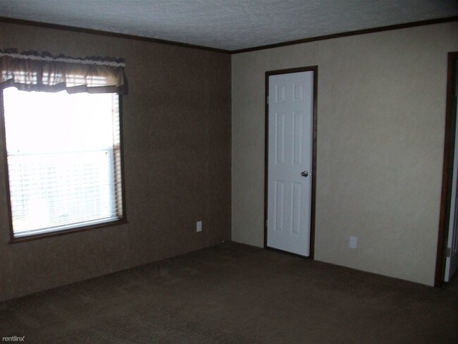 Building Photo - 818 W Shakespeare Ave