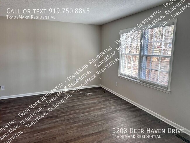 Foto del edificio - 5203 Deer Haven Dr