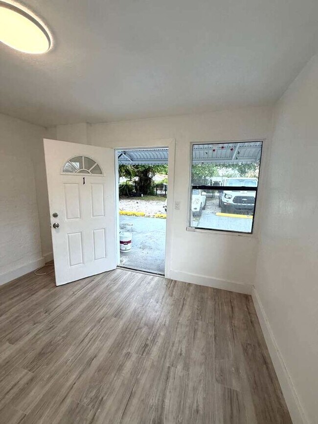 Foto del edificio - 326 NW 96th St