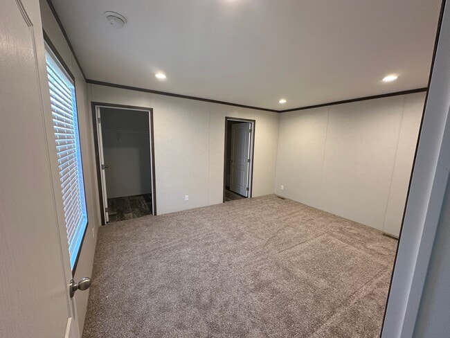 Building Photo - 60 Creek Valley Cir