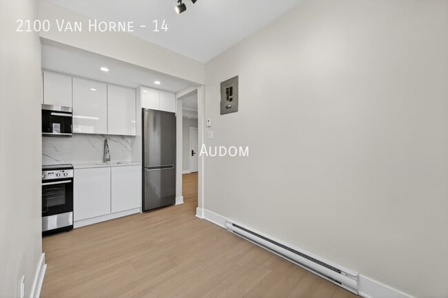 Building Photo - 2100 Av. Van Horne