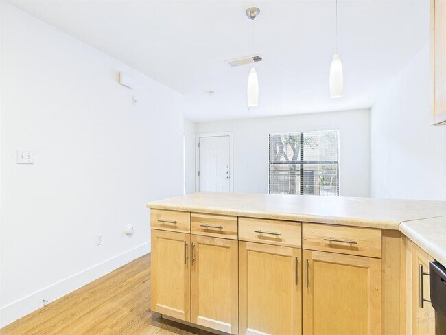 Foto del edificio - 711 W 32nd St