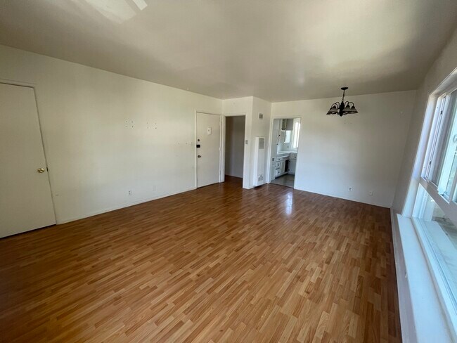 Building Photo - 3107 Livonia Ave