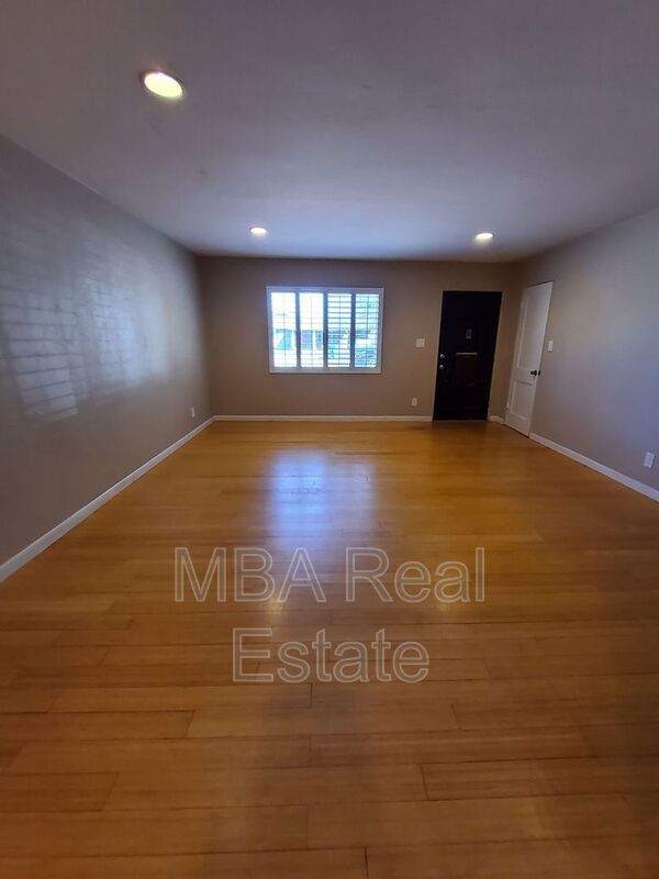 Building Photo - 2225 E Glenrosa Ave