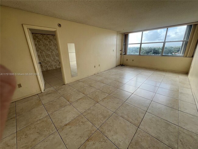 Foto del edificio - 1200 NE Miami Gardens Dr