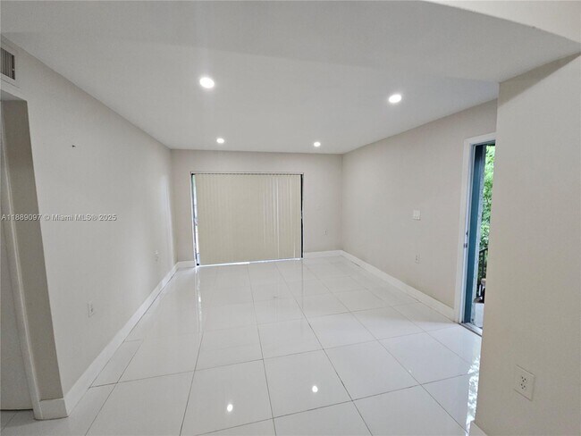 Foto del edificio - 6901 NW 179th St