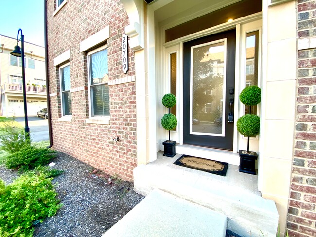 INVITING ENTRY - 20709 Duxbury Ter