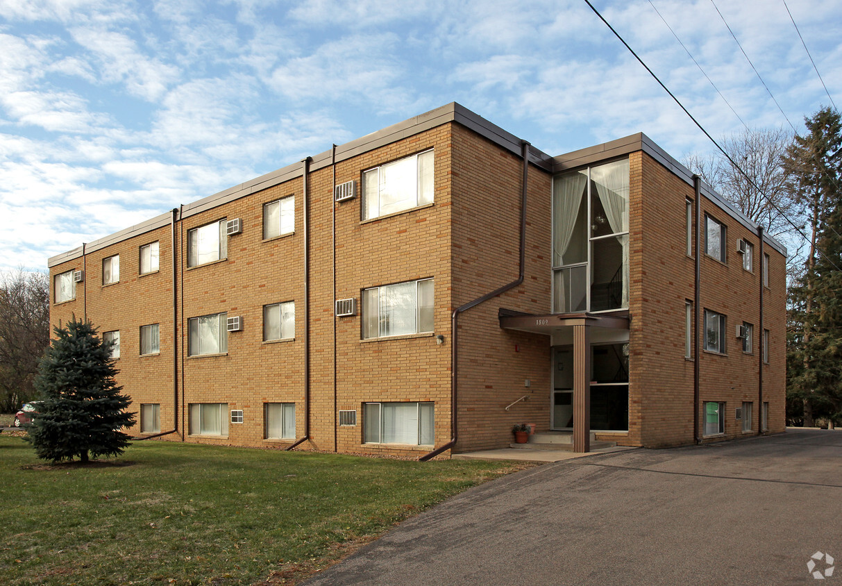 Building Photo - English Manor