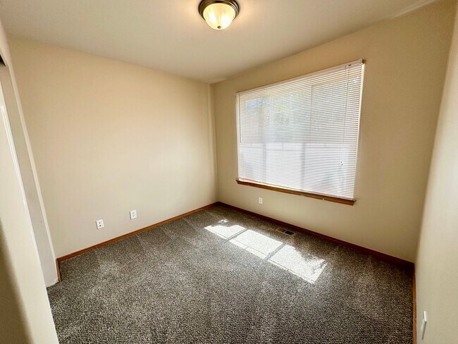 Building Photo - 4 Bed 2 Bath Home with Garage and Yard