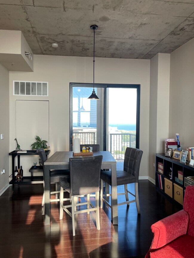 La sala de estar tiene cocina comedor y suficiente espacio tanto para la sala de estar como para el comedor. - 1464 S Michigan Ave