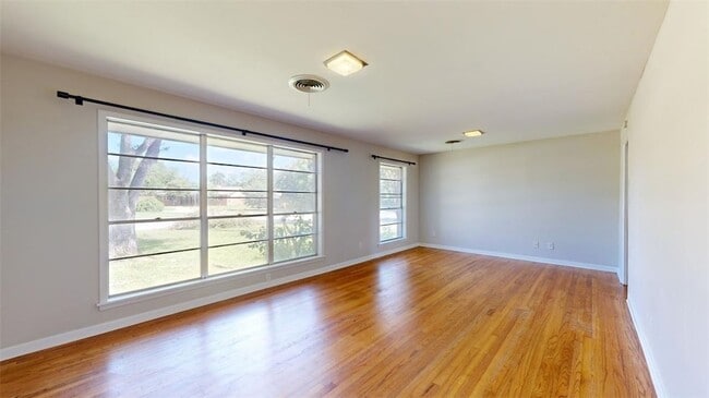 Building Photo - 203 W Brookside Dr