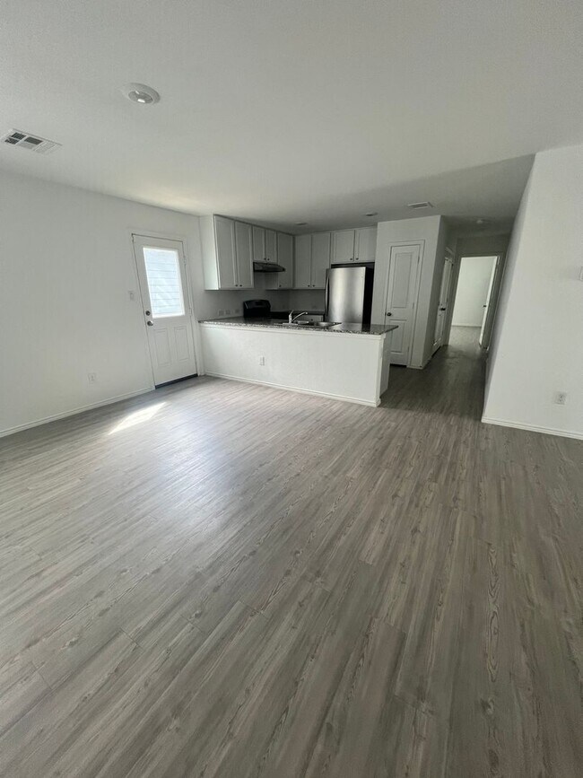 Foto del edificio - 2822 Millikan Dr