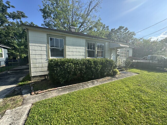 Building Photo - 4050 Dellwood Ave