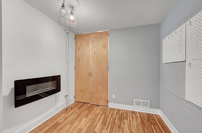 Foto del edificio - 2,940.95,  3-Bedroom, 1-bathroom Home In Erie with Stunning Backyard Space!