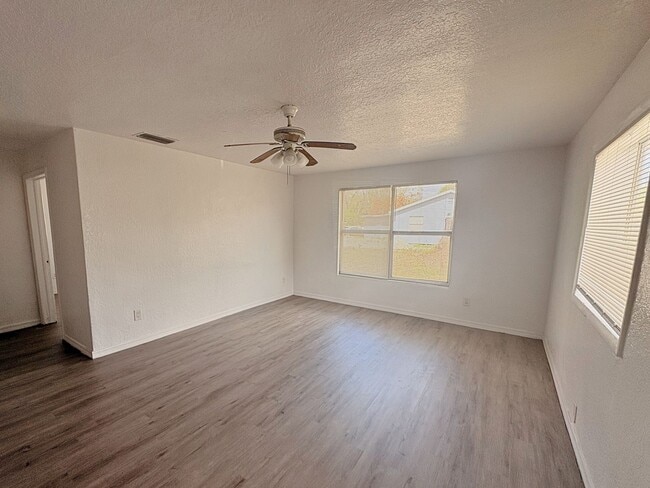 Building Photo - Updated 3 Bed/2 Bath Home with Spacious Yard!