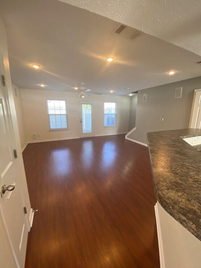 Foto del edificio - End Unit Townhouse Now Available at Barnes...