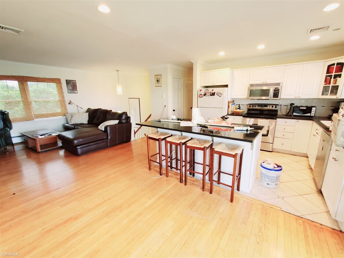 Foto principal - 5 br, 2.5 bath House - 86 Mitchell St