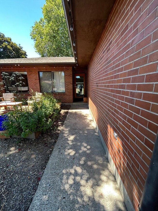 Building Photo - COO1603