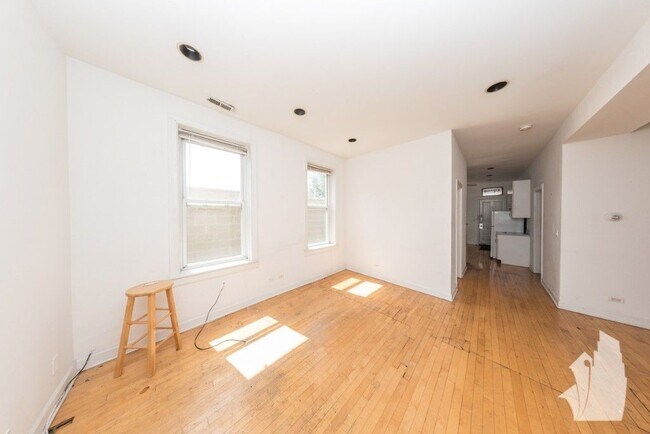 Foto del edificio - 2318 N Southport Ave