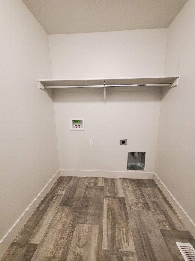 Building Photo - 156 S Emery Ln