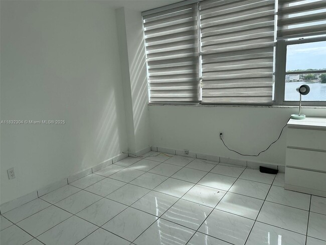 Building Photo - 1301 NE Miami Gardens Dr
