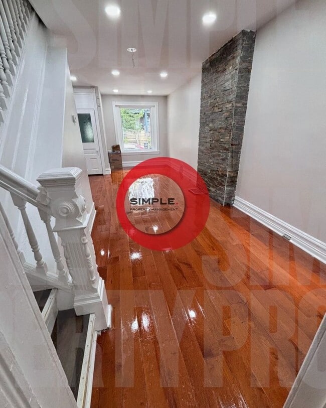 Building Photo - Huge 4-bedroom 1 bath in Historic District