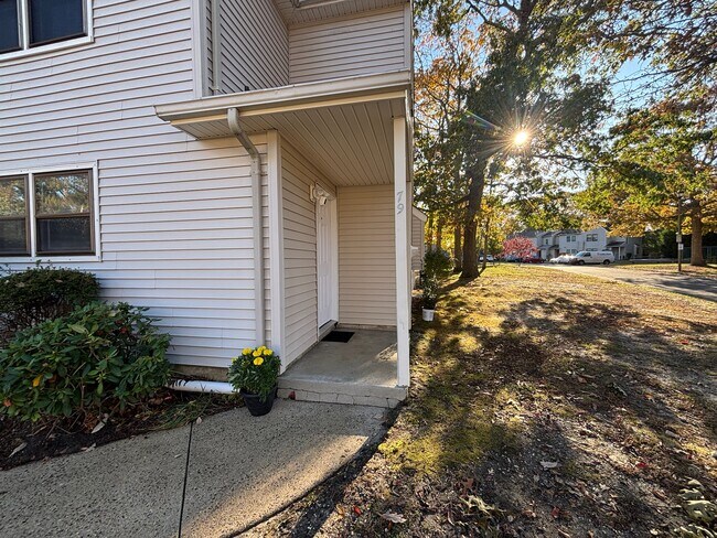 Entrada desde los espacios de estacionamiento asignados - 79 Tavistock Dr