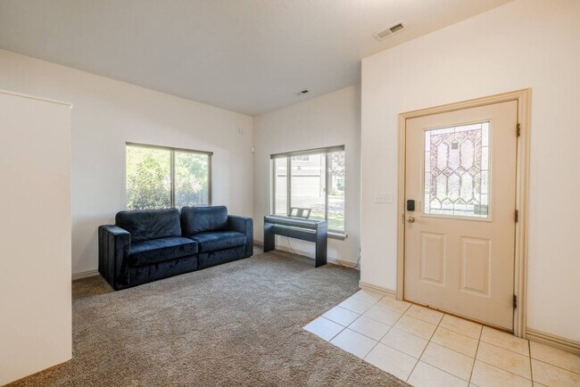 Foto del edificio - 210 Edgewood Cir