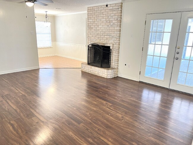 Building Photo - 5600 Lake Highlands Dr