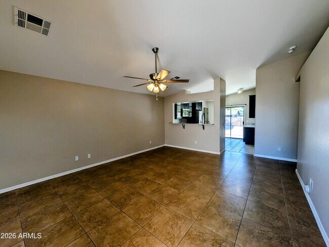 Foto del edificio - 2536 E McArthur Dr