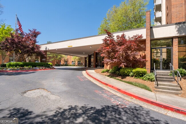 Foto del edificio - 300 Johnson Ferry Rd