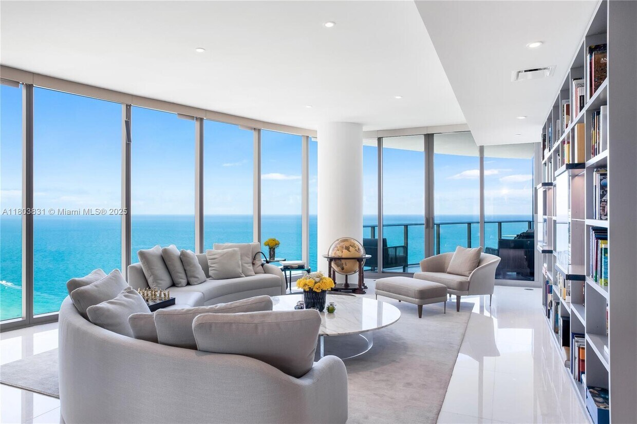 Foto principal - 15701 Collins Ave