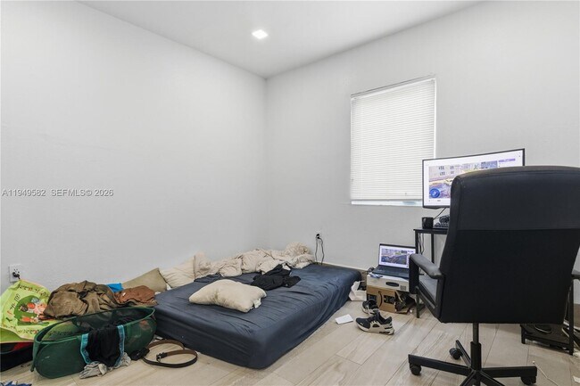 Foto del edificio - 5737 SW 6th St