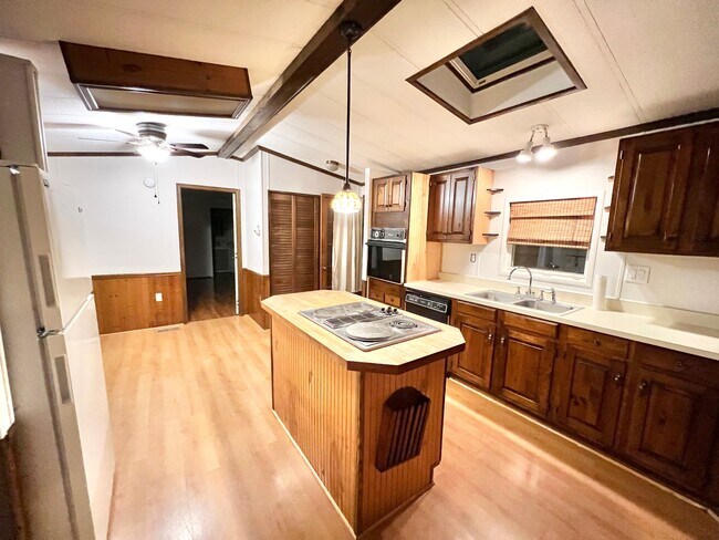 Building Photo - 136 Millvale Rd