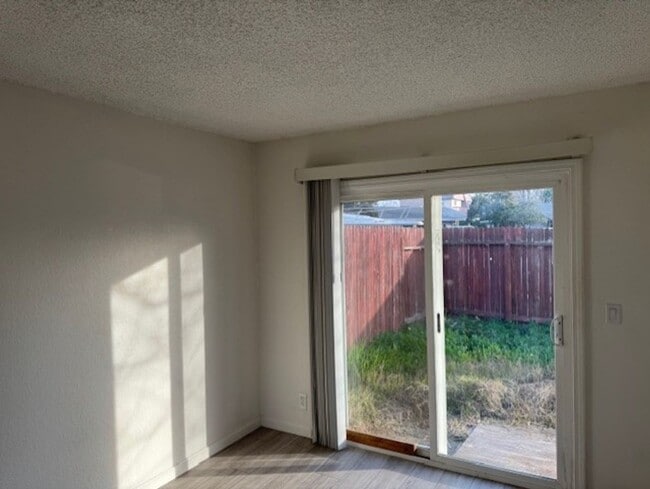 Building Photo - 5926 Hilltop Dr