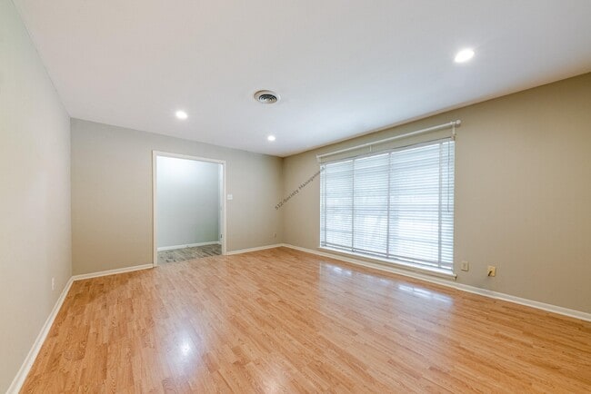 Building Photo - 5611 Mapleleaf Dr