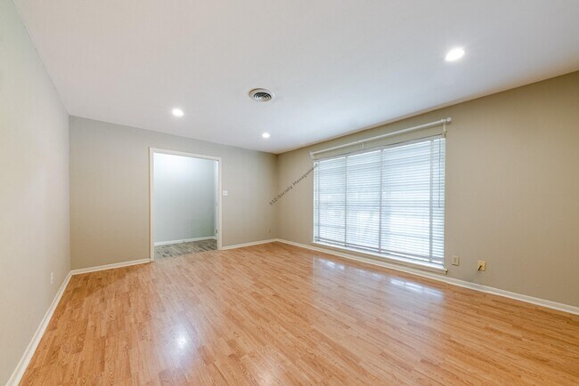 Foto del edificio - 5611 Mapleleaf Dr