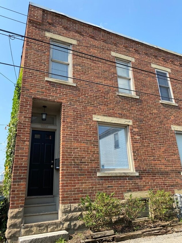 Main entry - 204 E Blenkner St