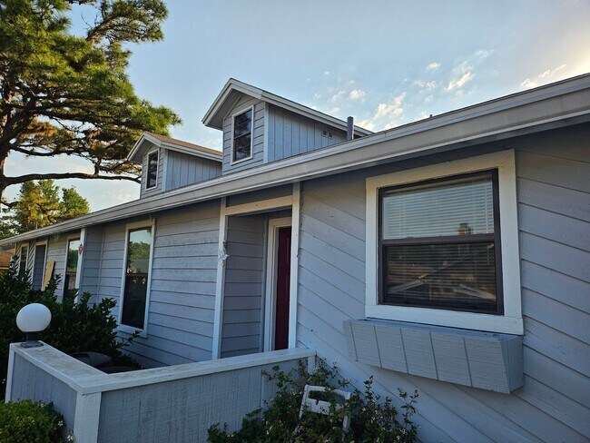 Building Photo - $1200 - Jefferson Square - Move in Special